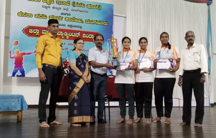 dist. level shuttle badminton photo 1